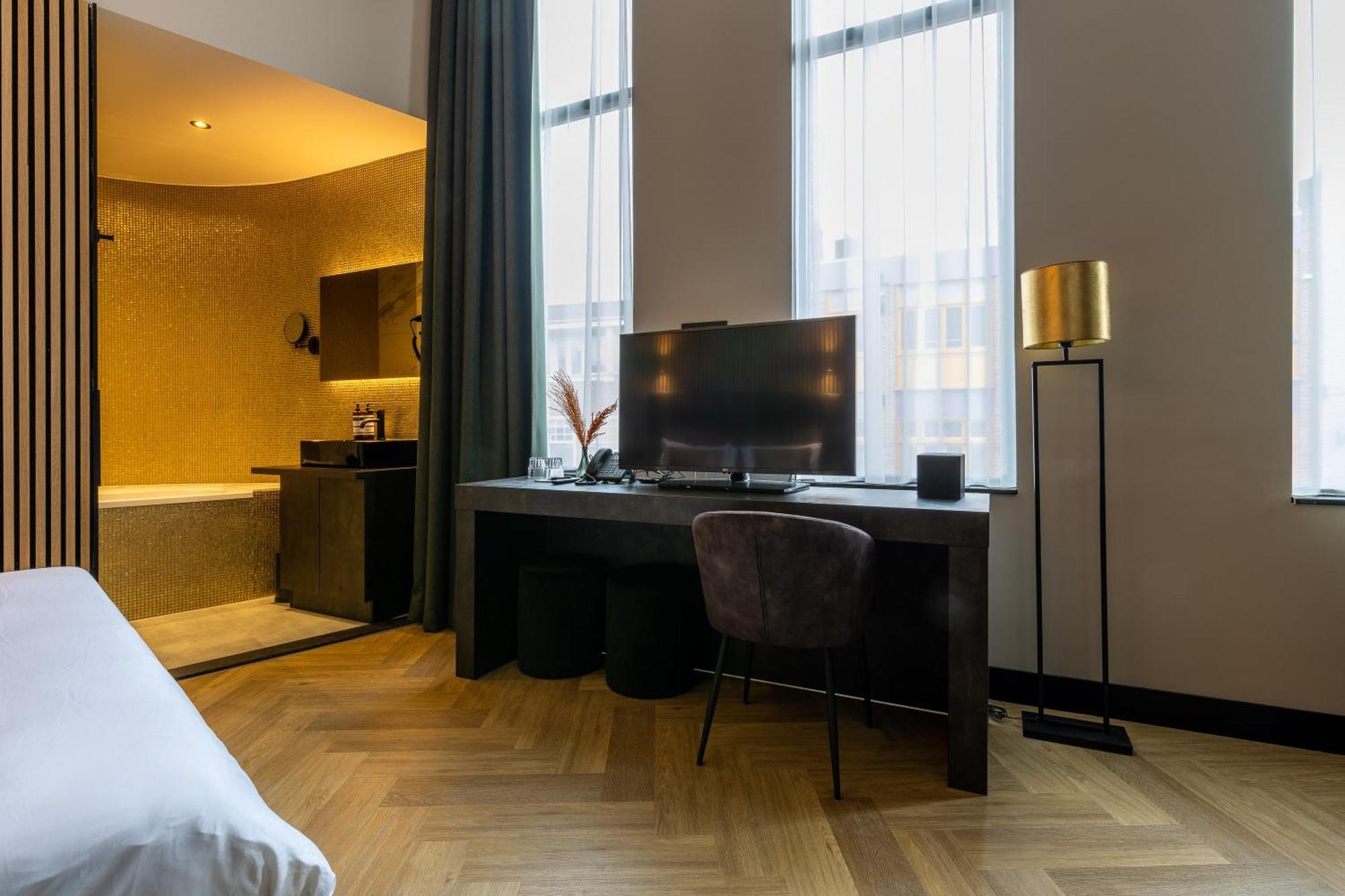 Monument Hotel 4*
